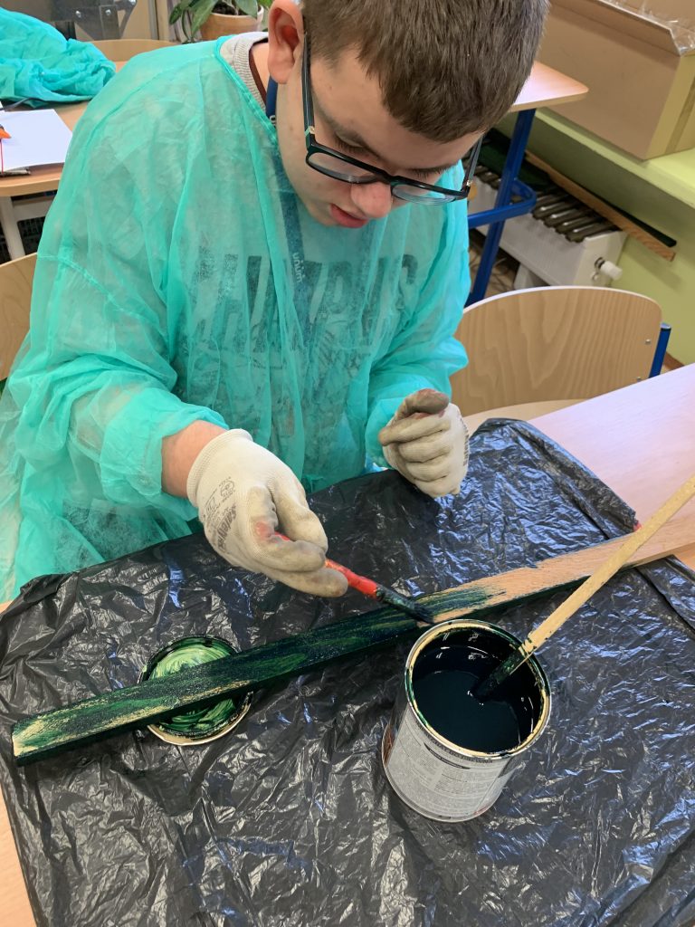 w lutym uczniowie malują drewniane elementy na dekorację do szkolnego ogrodu