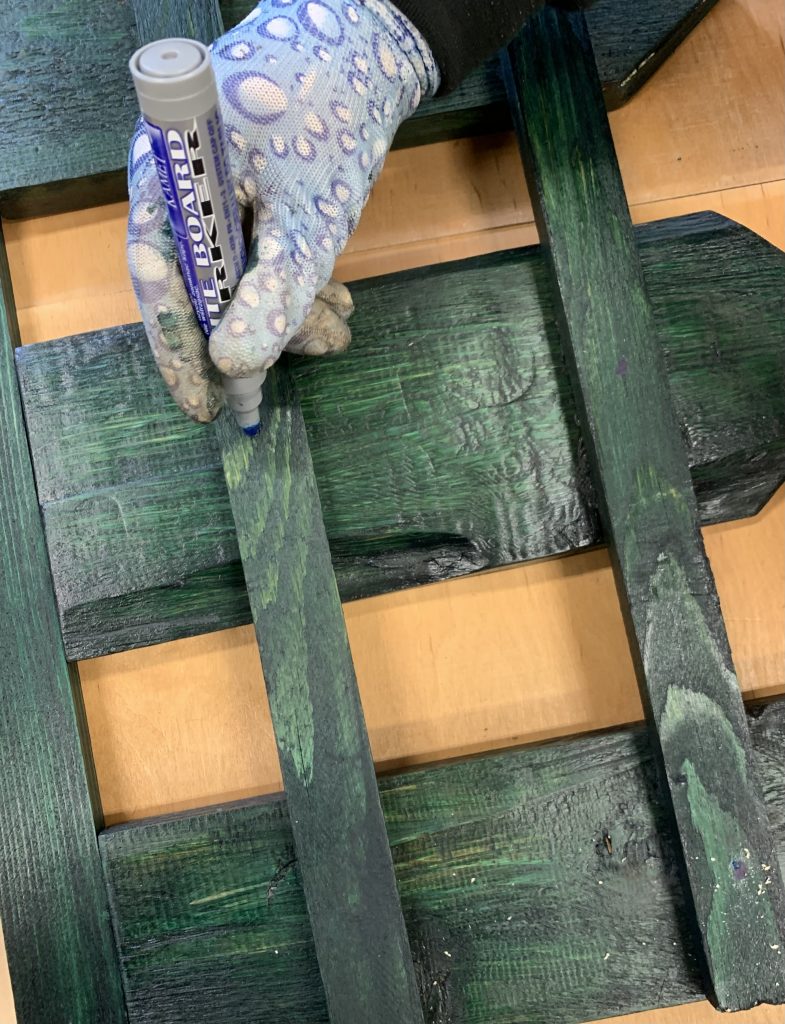 uczniowie uczą się korzystać ze szkolnej wiertarki z projektu Laboratorium Przyszłości