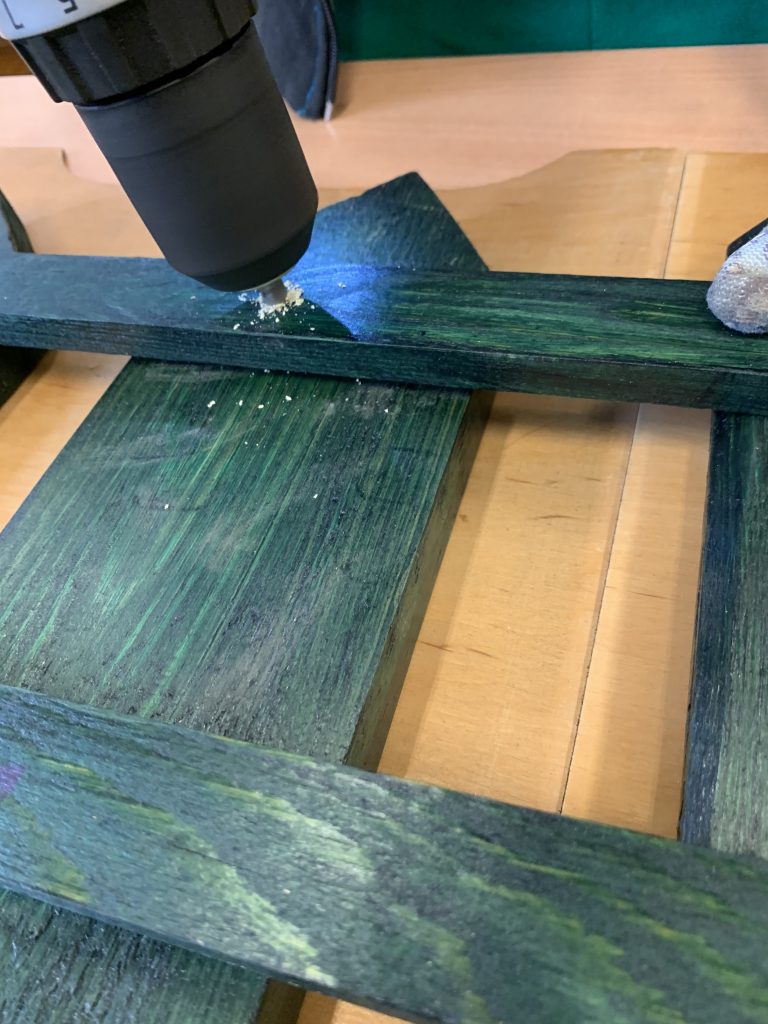 uczniowie uczą się korzystać ze szkolnej wiertarki z projektu Laboratorium Przyszłości