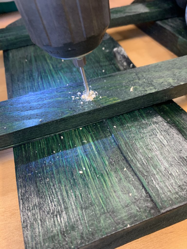 uczniowie uczą się korzystać ze szkolnej wiertarki z projektu Laboratorium Przyszłości