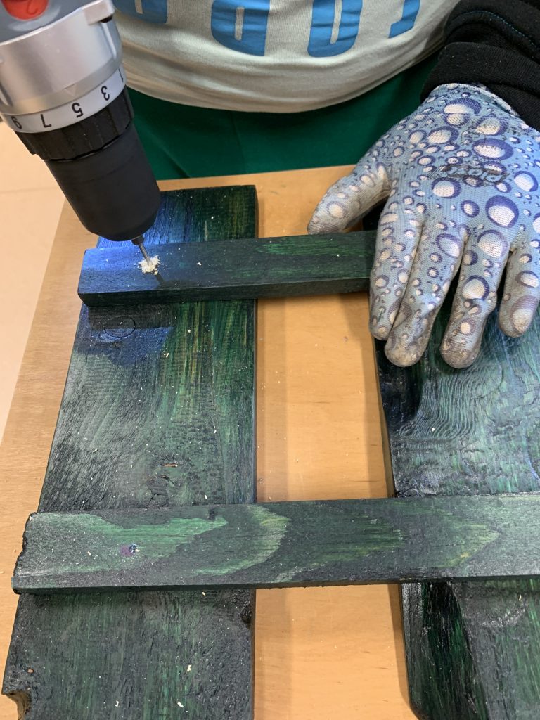 uczniowie uczą się korzystać ze szkolnej wiertarki z projektu Laboratorium Przyszłości