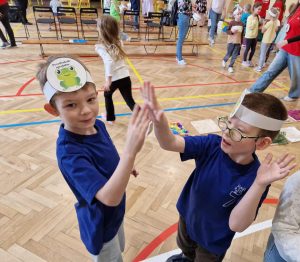 Olimpiada Przyrodnicza-przybijanie piątki