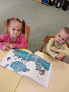 Dzieci przeglądają książeczkę