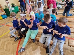 Olimpiada- dzieci degustują