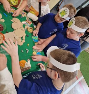 Olimpiada- dzieci rozwiązują zadanie