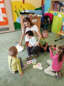 Dzieci pokazują kolorowego potwora