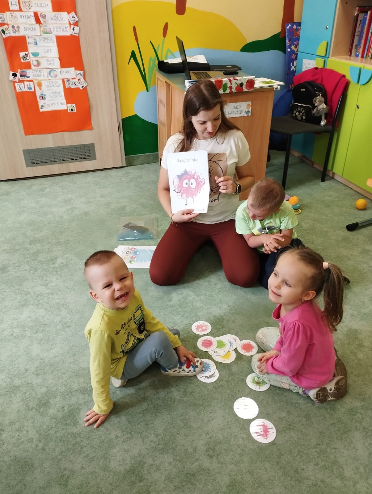 Pani pokazuje kolorowego potwora