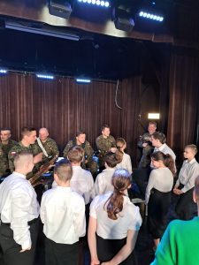 Orkiestra i uczniowie