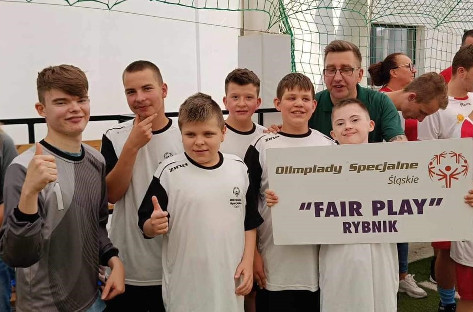 udział zawodników Fair Play w zawodach piłki nożnej halowej