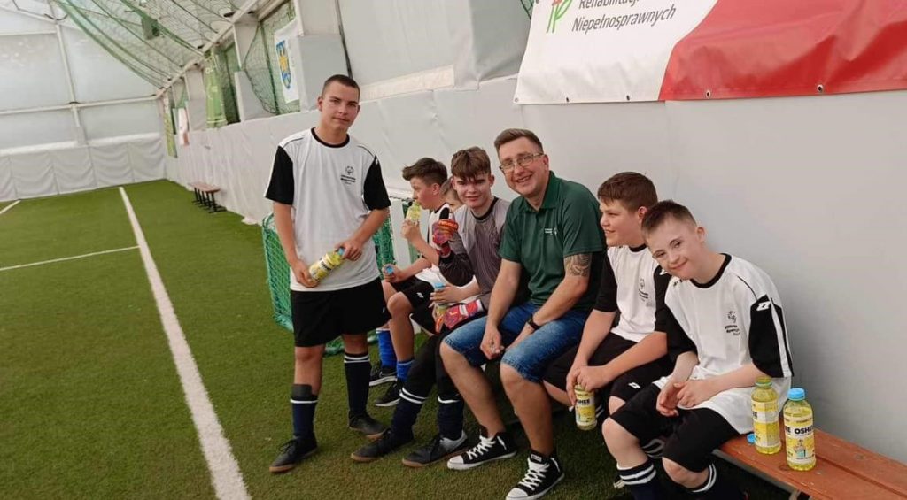 udział zawodników Fair Play w zawodach piłki nożnej halowej