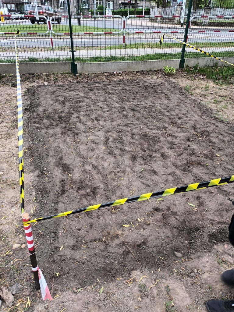 uczniowie przygotowują w szkolnym ogrodzie łąkę kwietną