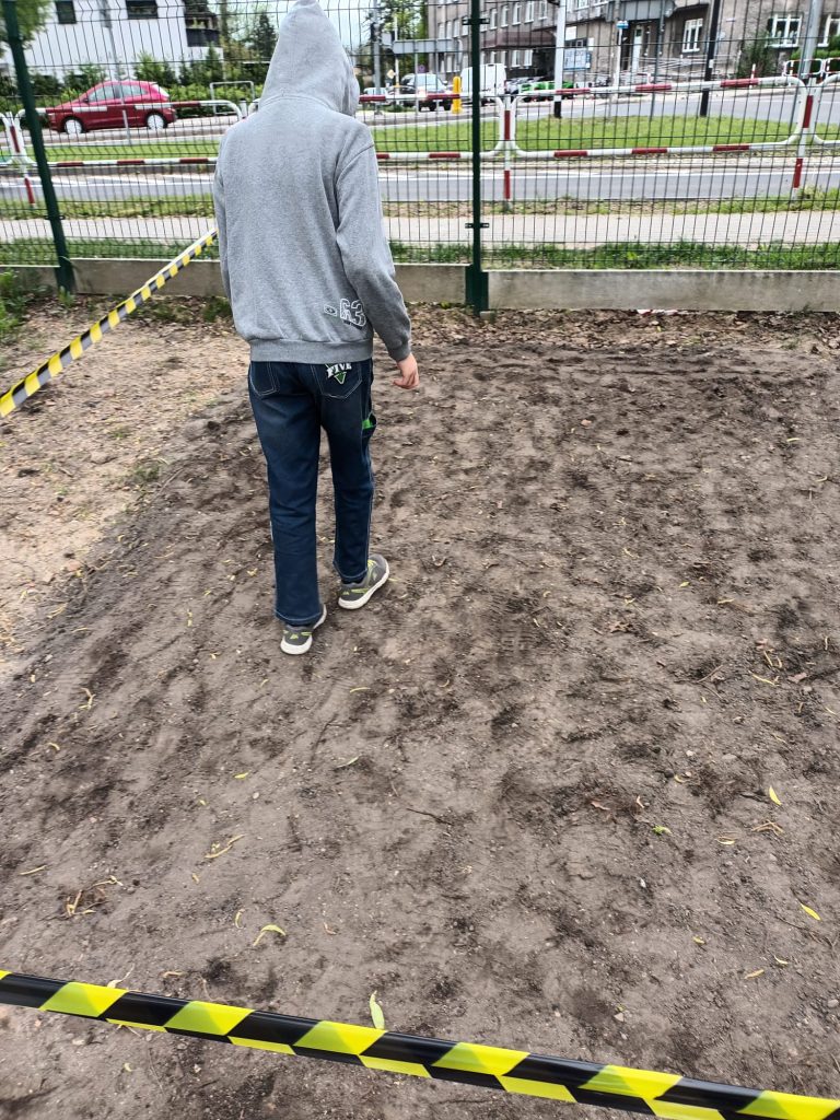 uczniowie przygotowują w szkolnym ogrodzie łąkę kwietną