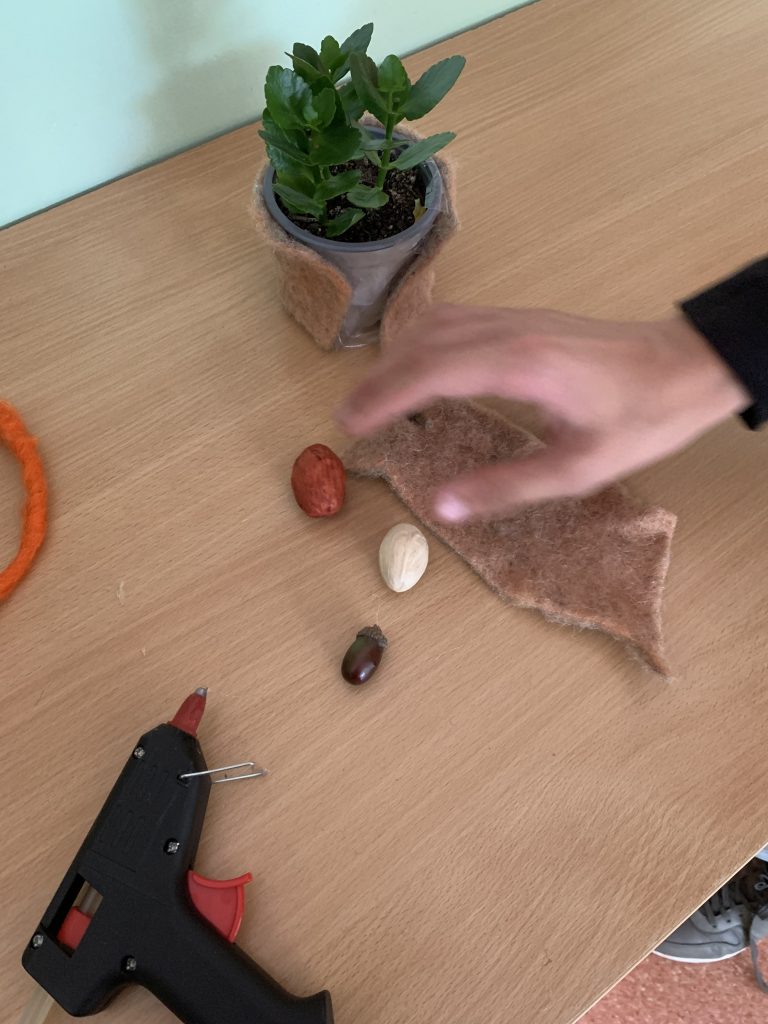 uczniowie przygotowują zielone niespodzianki z okazji DEN