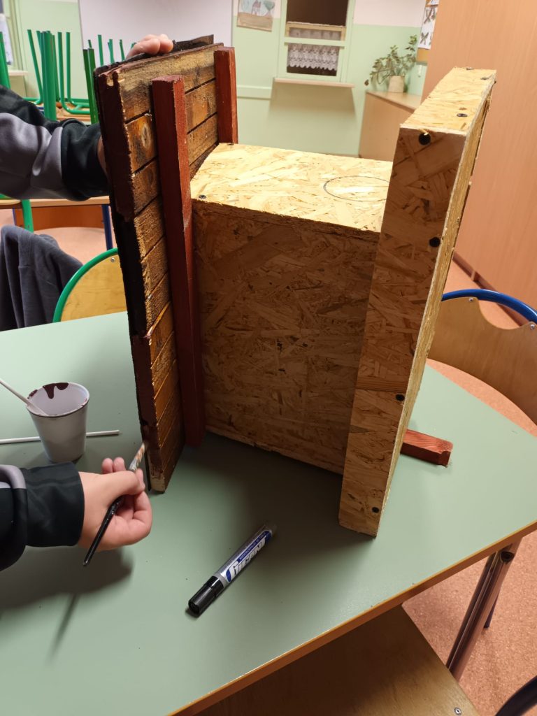 uczeń buduje domek dla wiewiórek