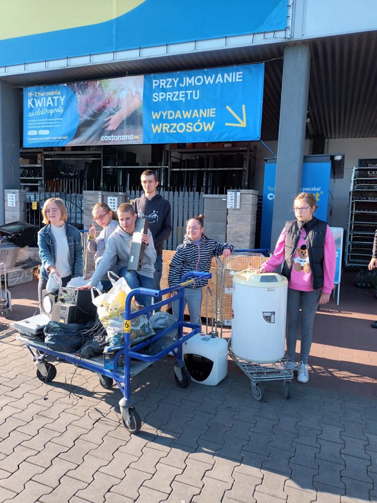 udział uczniów szkoły specjalnej w Rybniku w akcji Castoramy "Kwiaty za elektrograty"