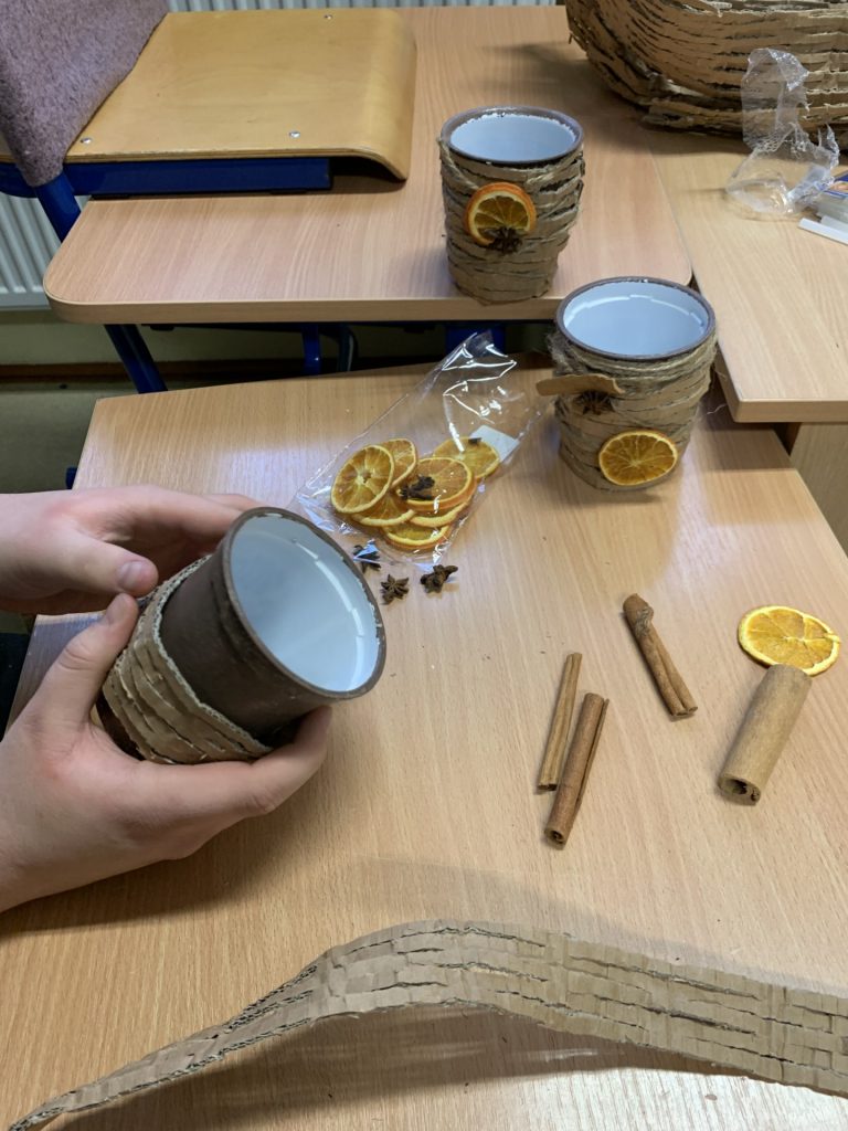 uczniowie przygotowują świąteczne stroiki