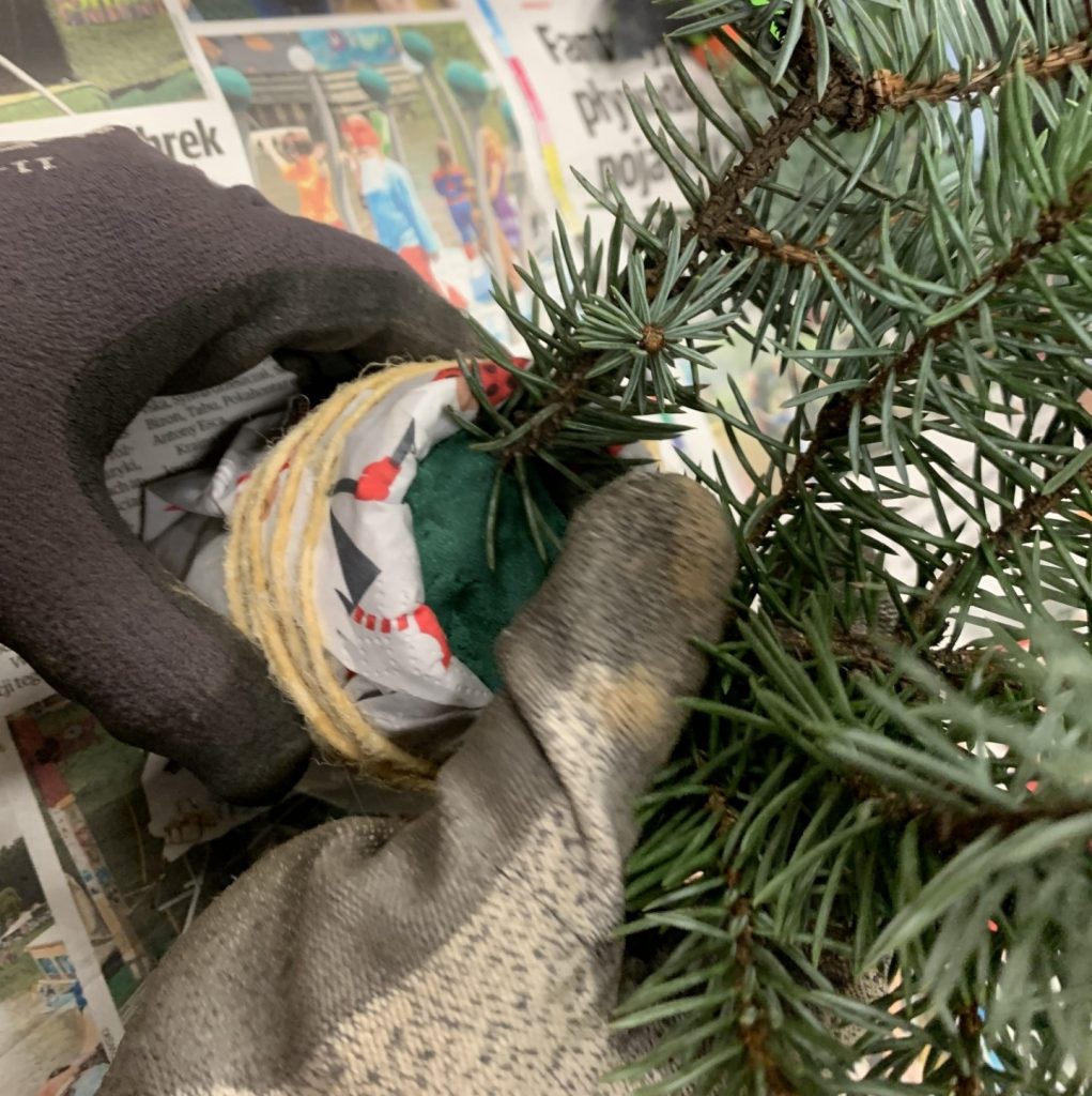 uczniowie przygotowują świąteczne stroiki