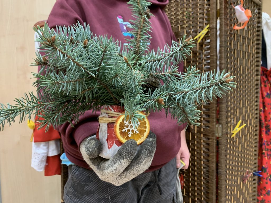 uczniowie przygotowują świąteczne stroiki