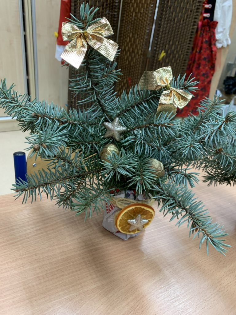 uczniowie przygotowują świąteczne stroiki