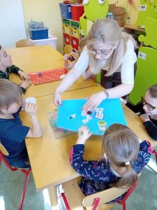 Dzieci kleją plakat