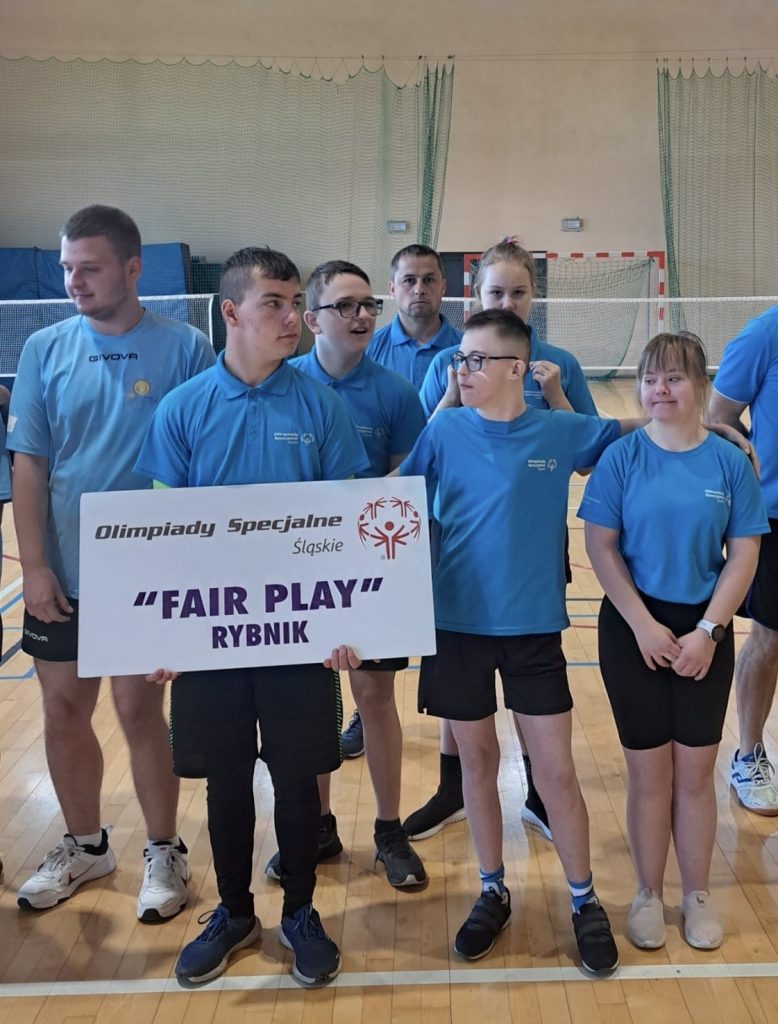 udział zawodników KOS Fair Play w turnieju badmintona