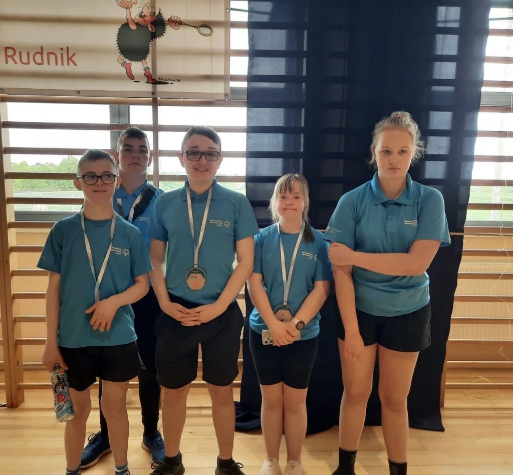 udział zawodników KOS Fair Play w turnieju badmintona