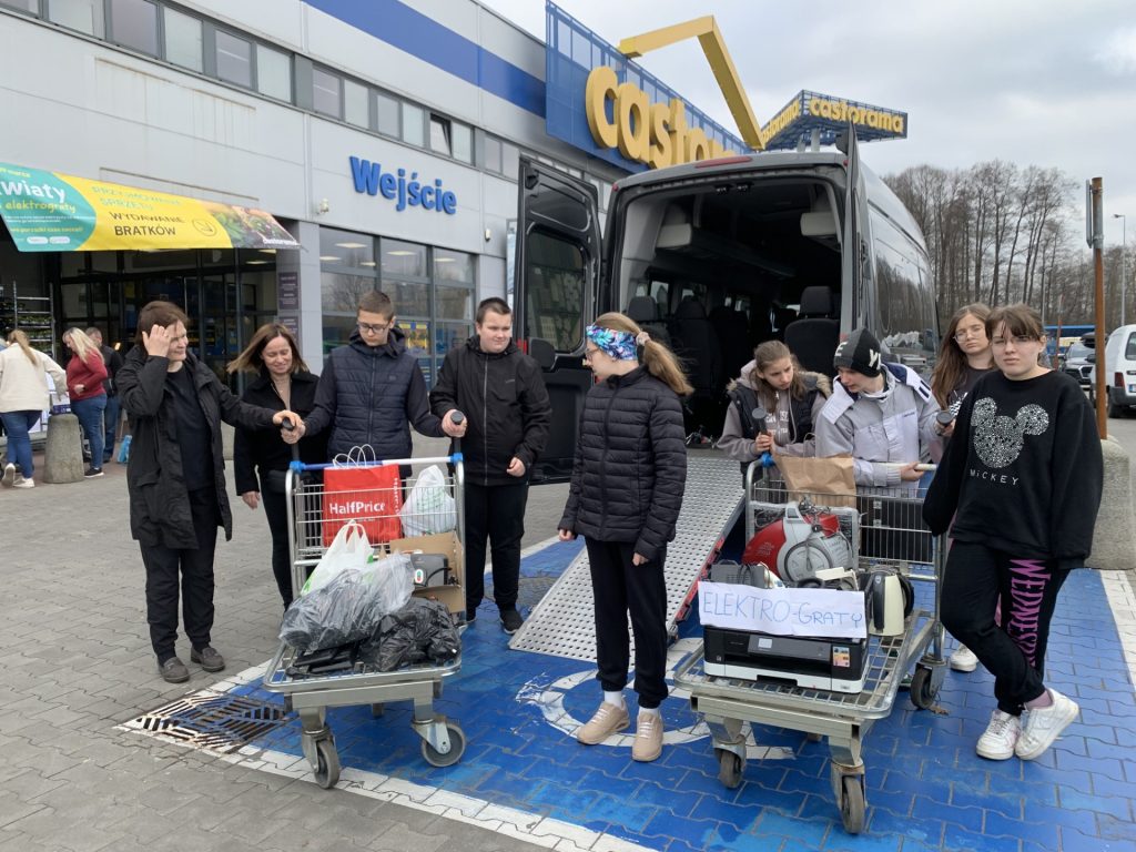 Udział uczniów sps 7 rybnik w akcji Kwiaty za elektrograty Castorama