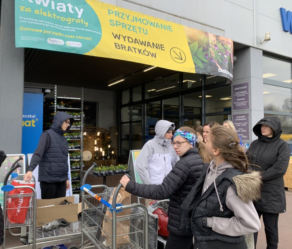 Udział uczniów sps 7 rybnik w akcji Kwiaty za elektrograty Castorama