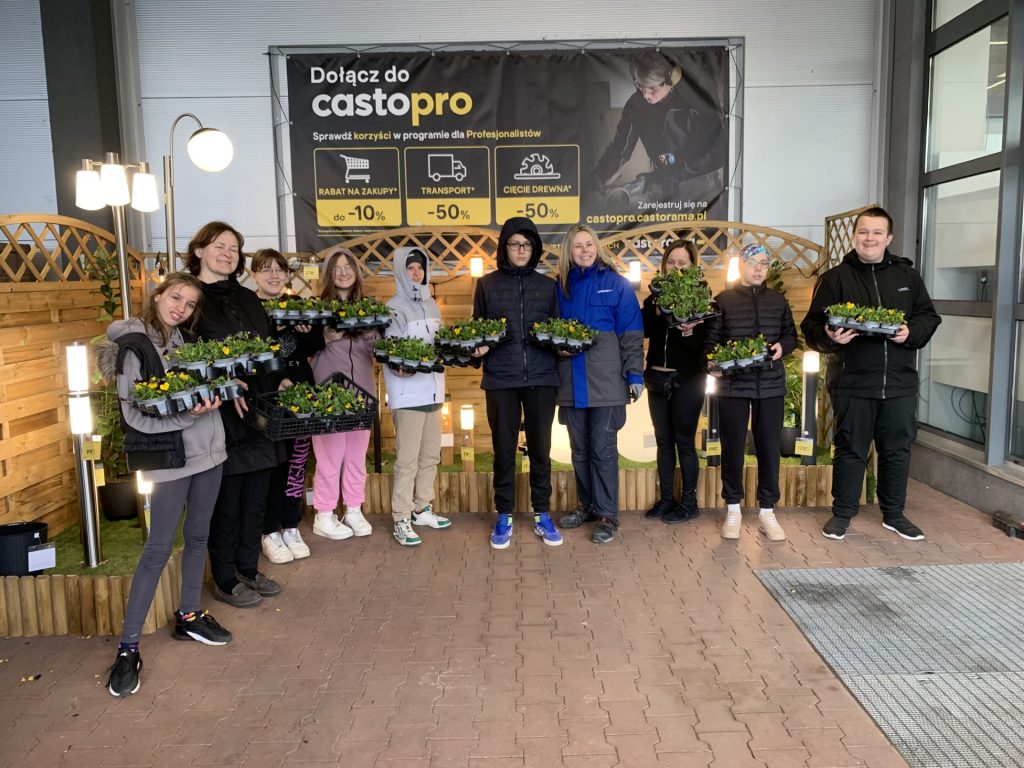 Udział uczniów sps 7 rybnik w akcji Kwiaty za elektrograty Castorama