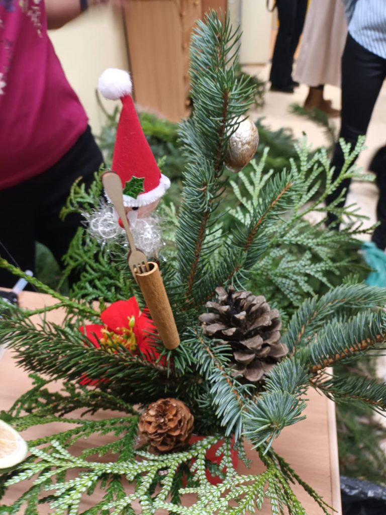 hortiterapia w sps7 rybnik uczniowie przygotowują świąteczne stroiki