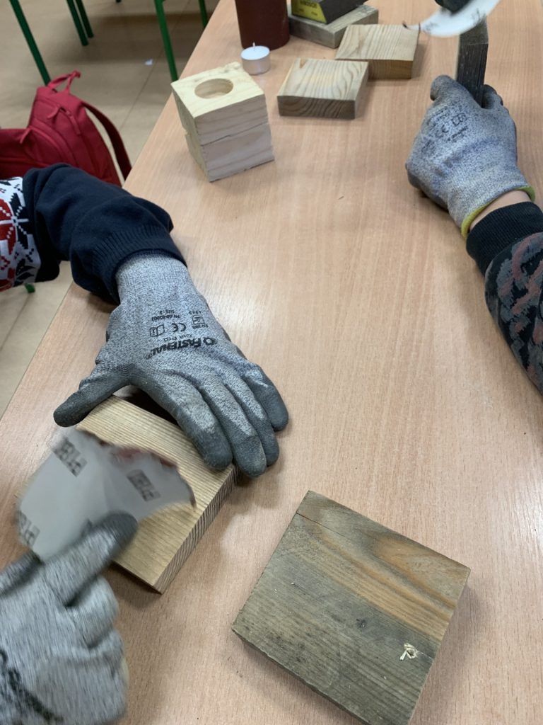 mini stolarskie zajęcia w ramach hortiterapii w sps7 rybnik